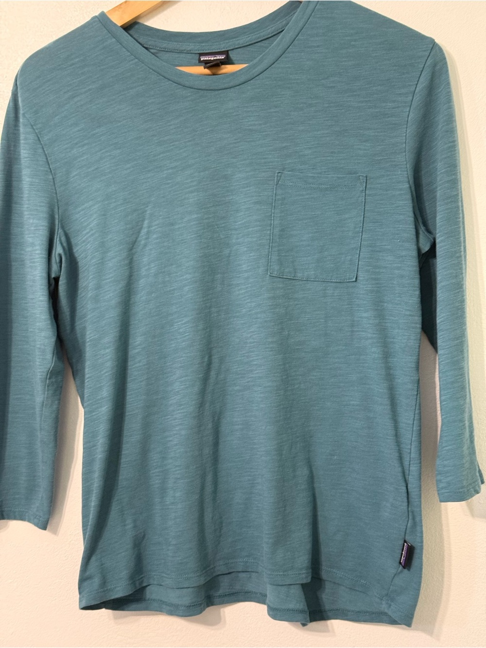 Patagonia Women’s Blue Crewneck 3/4 Sleeve Pocket Tee medium flaw